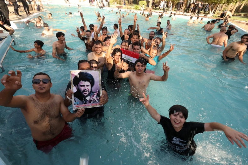 هواداران آقای صدر روز دوشنبه در حالی که در داخل کاخ جمهوری خواهان در منطقه سبز تظاهرات می کنند شنا می کنند.
